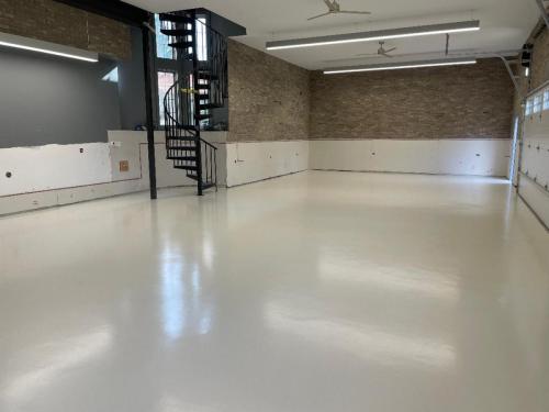 Solid-Color-Floor-System-in-Natural-Choice-South-Barrington-1.2